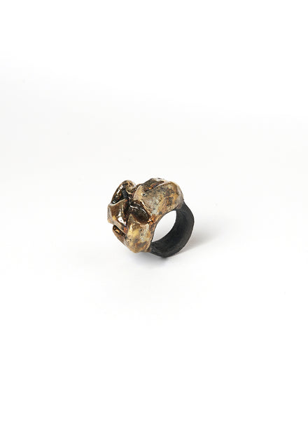 Anello interamente fatto a mano in ceramica Raku con morbide pieghe color oro
