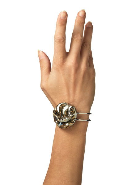 Bracciale Materia rigido in lega con gioiello con morbide pieghe color oro