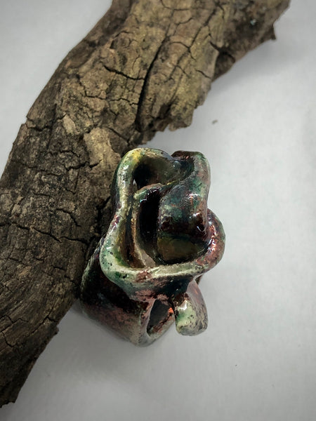 Anello fatto a mano in ceramica Raku a forma di fioco, colore rame e verde