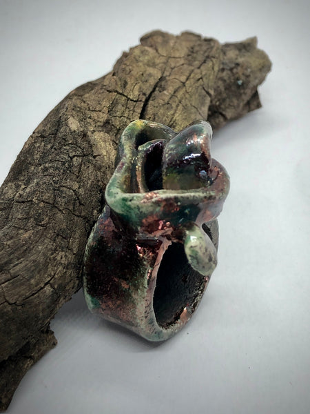 Anello fatto a mano in ceramica Raku a forma di fioco, colore rame e verde