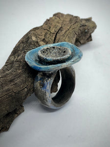 anello fatto a mano in ceramica raku, colore azzurro e oro