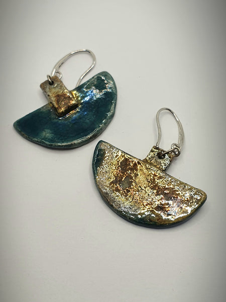 Orecchini a forma di barca in ceramica raku. Ottanio e oro.