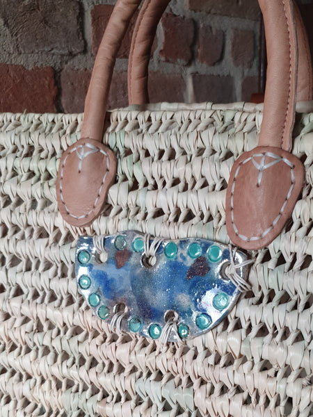 Borsa Bote Azul Marino, in paglia con gioiello in ceramica raku
