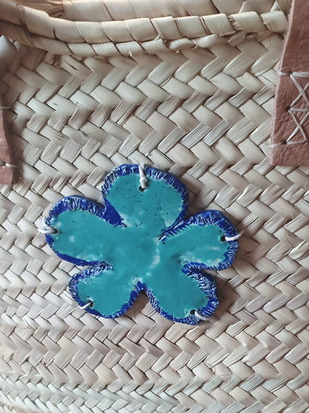 Borsa in palma naturale con accessorio-gioiello in ceramica Raku a forma di grande fiore blu