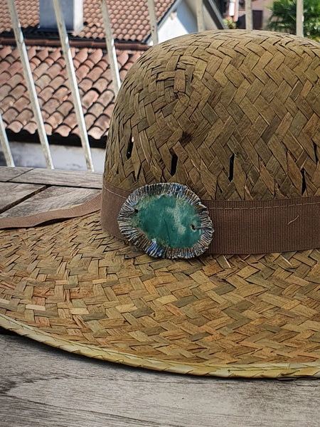 Cappello in paglia con gioiello in ceramica raku