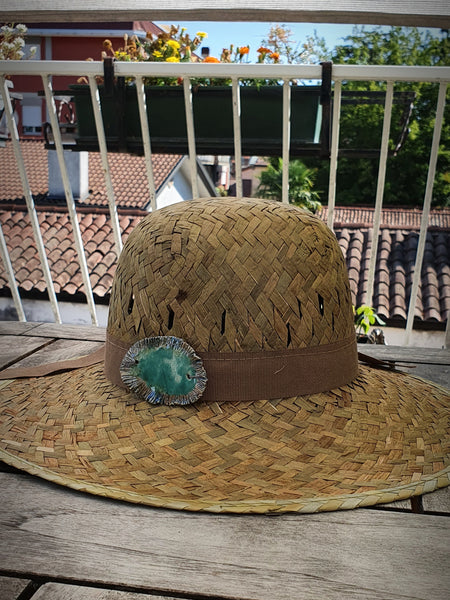 Cappello in paglia con gioiello in ceramica raku