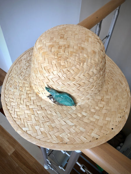 cappello in paglia naturale con accessorio-gioiello fatto a mano in ceramica Raku. foglie azzurro e oro