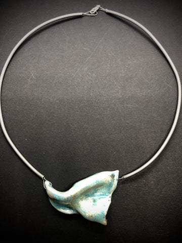 Collana artigianale in ceramica raku. morbida e celeste