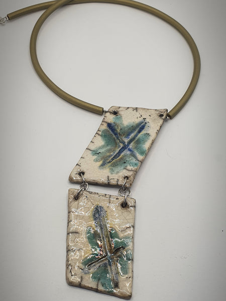 Collana con due placche color bianco e azzurro verde in ceramica Raku