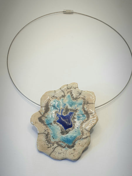 Collana fatta a mano in ceramica raku. Blu, azzurro, bianco