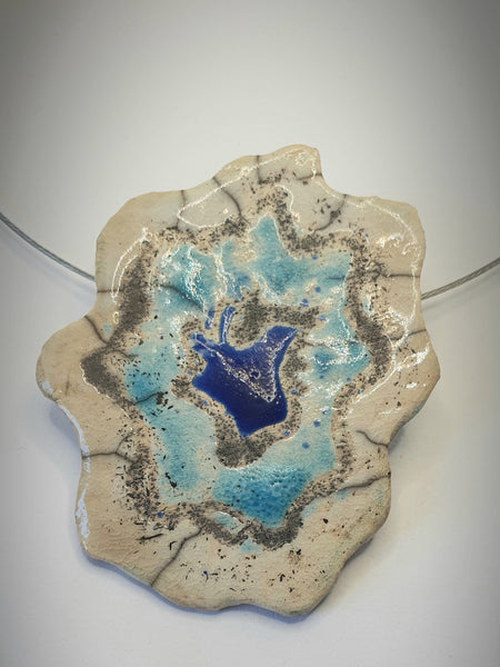 Collana fatta a mano in ceramica raku. Blu, azzurro, bianco