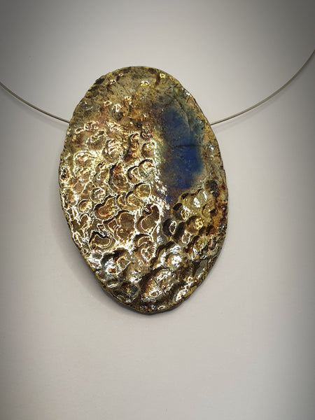 collana fatta a mano in ceramica Raku. Ciondolo ovale oro e blu