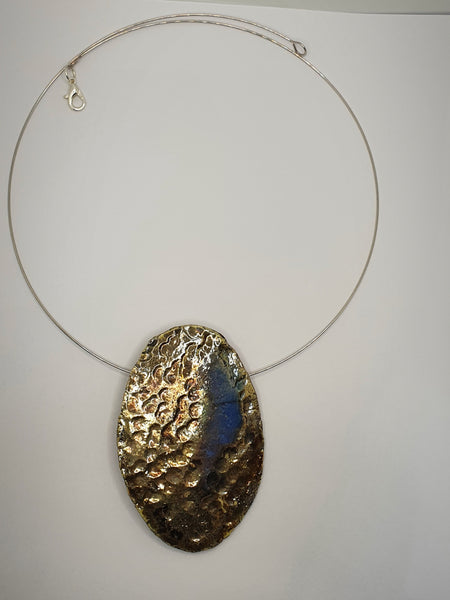 collana fatta a mano in ceramica Raku. Ciondolo ovale oro e blu