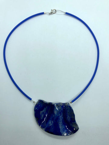 collana fatta a mano in ceramica Raku blue