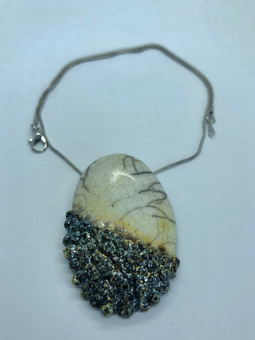 collana fatta a mano in ceramica Raku girocollo cosa di toppo