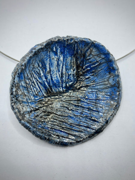 Collana blu metallizzata fatta a mano in ceramic raku