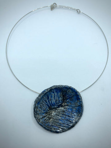 Collana blu metallizzata fatta a mano in ceramic raku