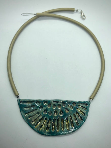 collana fatta a mano in ceramica Raku verde e oro