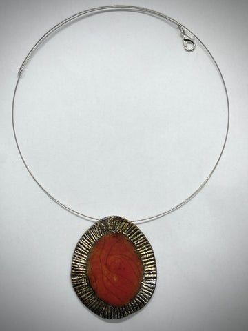 collana fatta a mano in ceramica raku, rosso e oro