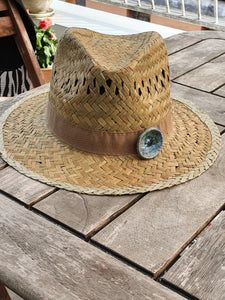 Cappello in paglia con gioiello in ceramica raku