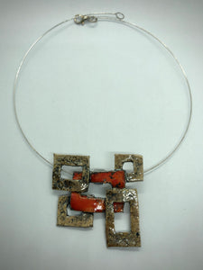 Collana artigianale in ceramica raku. rettangoli rossi e oro intrecciati