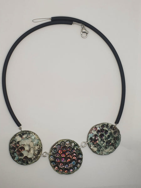 Collana Lunas che rappresenta le fasi lunari in ceramica raku