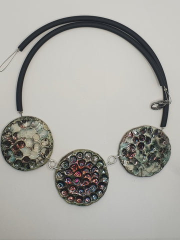 Collana Lunas che rappresenta le fasi lunari in ceramica raku