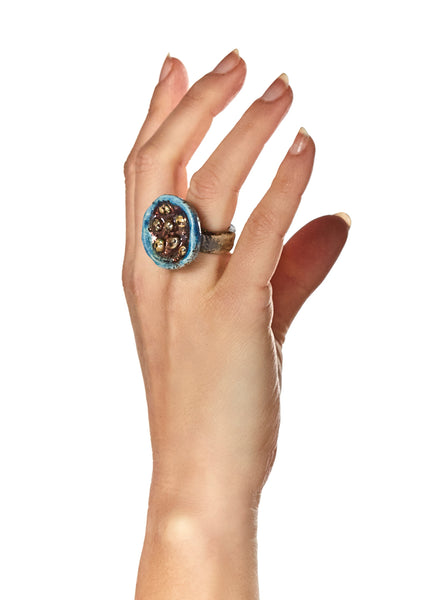 anello fatto a mano inceramica raku. tondo con piccole paline. colore azzurro e oro