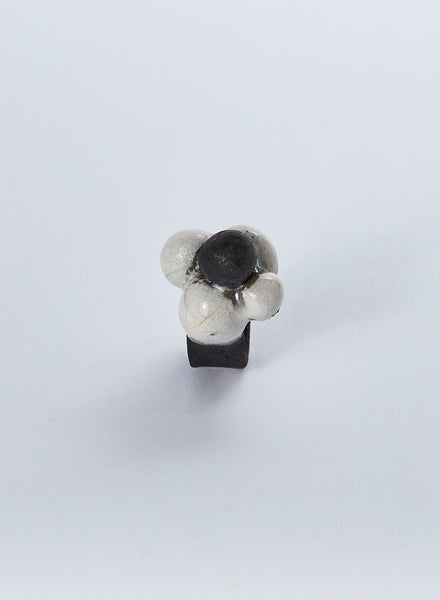 anello fatto a mano in ceramica raku color bianco e nero