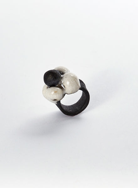 anello fatto a mano in ceramica raku color bianco e nero