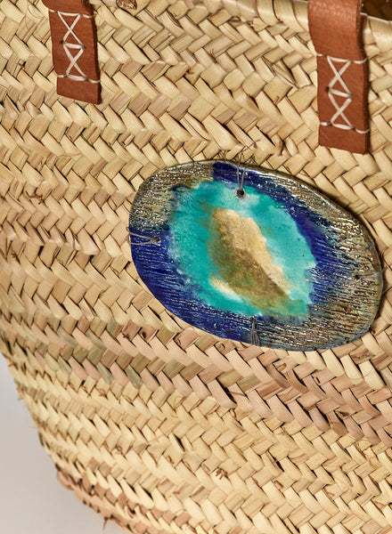 Borsa in palma naturale con manici in pelle con accessorio-dipinto fatto a mano in ceramica Raku blu