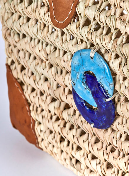 Borsa in palma naturale con manici in pelle con accessorio-dipinto fatto a mano in ceramica Raku blu