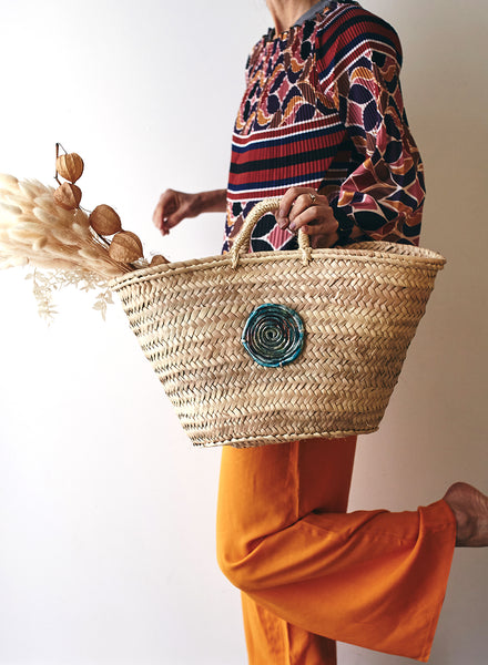 Borsa in palma naturale con accessorio-gioiello in ceramica Raku
