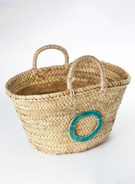borsa in palma naturale con accessorio-gioiello fatto a mano in ceramica Raku, ovale blu tiffany