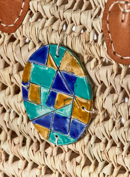 Capiente borsa in palma naturale con accessorio-gioiello ovale mosaico