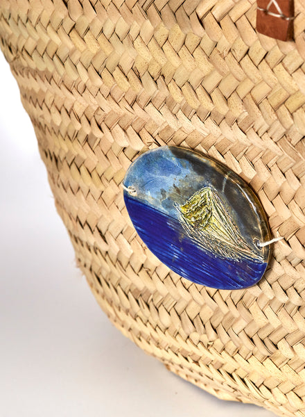 borsa in palma naturale con accessorio dipinto a mano in ceramica Raku, azzuro blu e oro