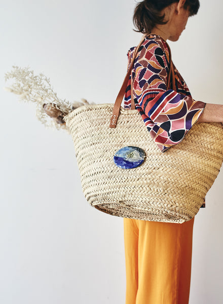 borsa in palma naturale con accessorio dipinto a mano in ceramica Raku, azzuro blu e oro
