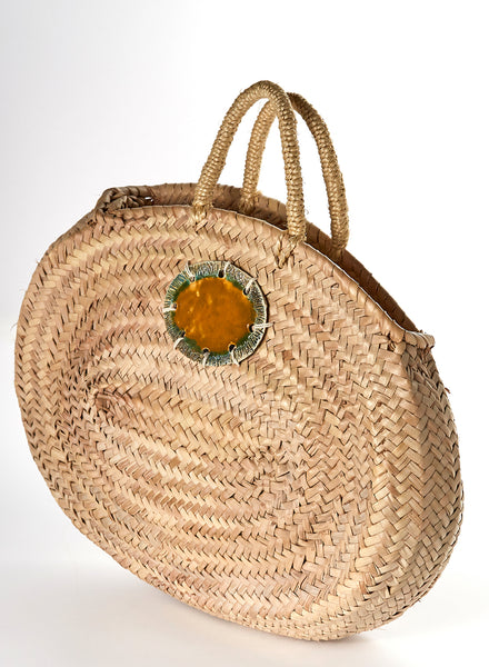 Borsa ovale in palma naturale con accessorio-gioiello in ceramica raku color giallo senape e oro