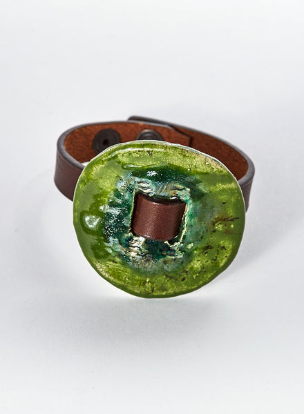 bracciale fatto a mano in ceramica raku verde, con cinturino in pelle