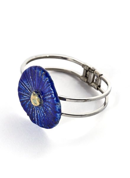 Bracciale Rueda rigido in lega e accessorio-gioiello a forma di disco blu con perlina color oro realizzato a mano in ceramica Raku