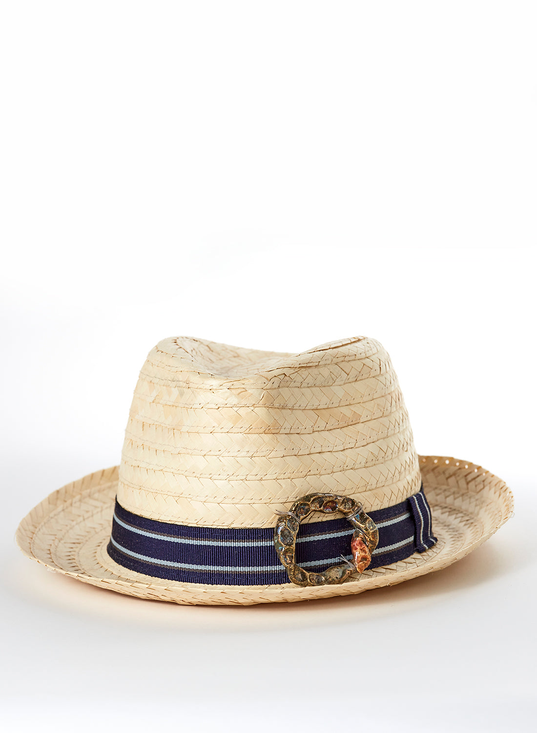 Cappello in palma naturale e accessorio gioiello in ceramica Raku oro
