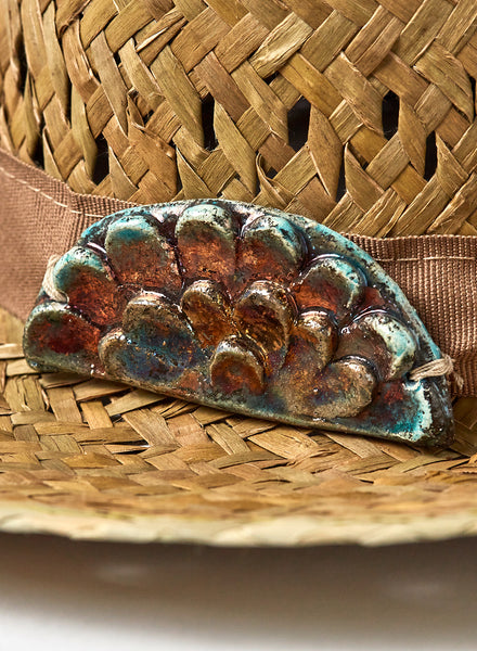 capello con accessorio-gioiello in ceramica raku