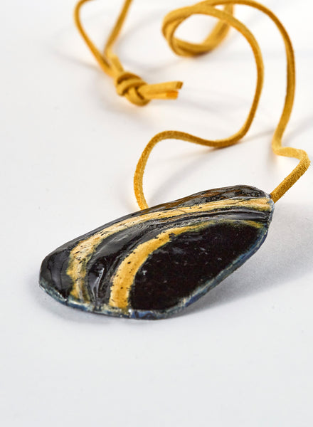 Collana nera e gialla fatta a mano in ceramica raku