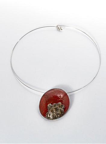 collana fatta a mano in ceramica raku con ciondolo color rosso e oro