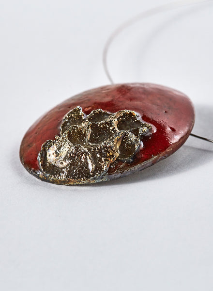 collana fatta a mano in ceramica raku con ciondolo color rosso e oro