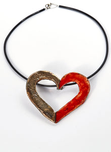 collana fatta a mano in ceramica raku a forma di cuore bicolore. Rosso e oro