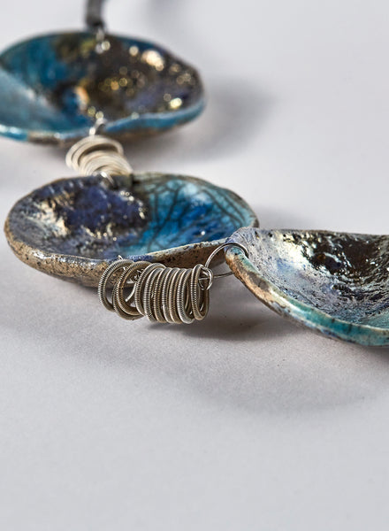 collana fatta a mano in ceramica Raku. azzurro e oro