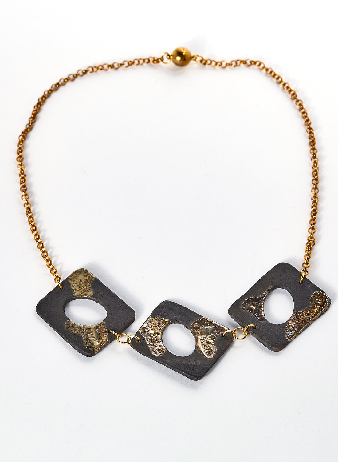 collana fatta a mano in ceramica raku, nero e oro con catena dorata.