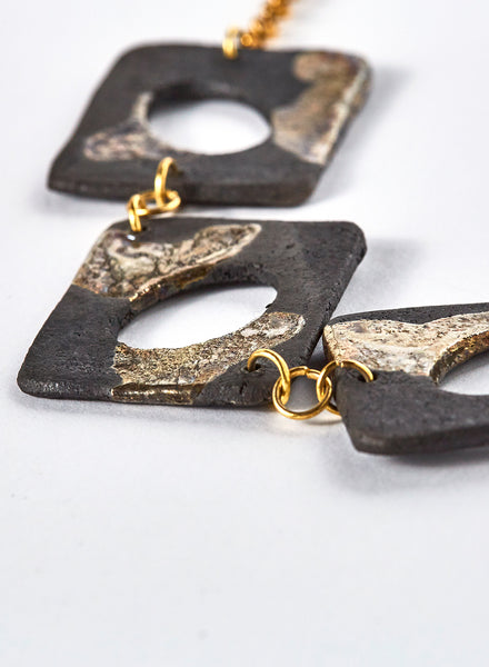 collana fatta a mano in ceramica raku, nero e oro con catena dorata.