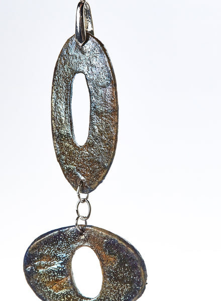 collana fatta a mano in ceramica raku, cerchio e ovale color argento